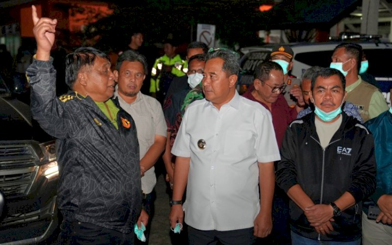 PEDULI. Bupati Tana Toraja Theofillus Allorerung mendamping Pj Gubernur Sulsel Bahtiar Baharuddin saat berkunjung melihat langsung kondisi korban tanah longsor di Kabupaten Tana Toraja, Minggu (14/4/2024) malam. foto: istimewa
