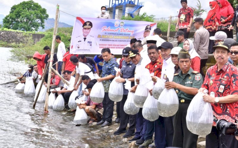 TEBAR BENIH. Pj Gubernur Sulsel, Bahtiar Baharuddin, menebar 100 ribu benih ikan di Bendungan Bili-bili, Kabupaten Gowa, Kamis (4/4/2024). foto: istimewa