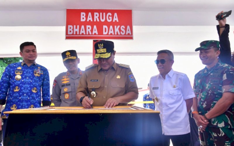 PERESMIAN. Pj Gubernur Sulsel, Bahtiar Baharuddin, meresmikan merevitalisasi kompleks makam Arung Palakka dan Karaeng Pattingalloang, yang terletak di Jl Bonto Biraeng, Kecamatan Somba Opu, Kabupaten Gowa, Rabu (17/4/2024). foto: istimewa