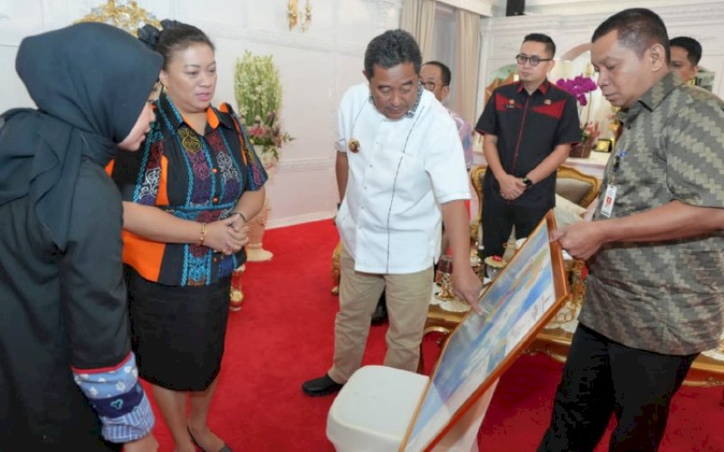 PERTEMUAN. Konsulat Jenderal Filipina Mary Jennifer Dominggo Dingal menemui Pj Gubernur Sulsel Bahtiar Baharuddin di Rumah Jabatan Gubernur Sulsel, Kamis (18/4/2024). foto: istimewa