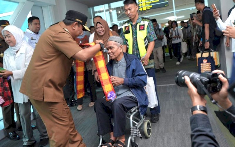 LAUNCHING. Pj Gubernur Sulsel, Bahtiar Baharuddin, melakukan pengalungan cendera mata kepada salah seorang penumpang pada launching penerbangan rute Makassar-Banjarmasin yang dibuka maskapai Lion Air, Rabu (3/4/2024). foto: istimewa