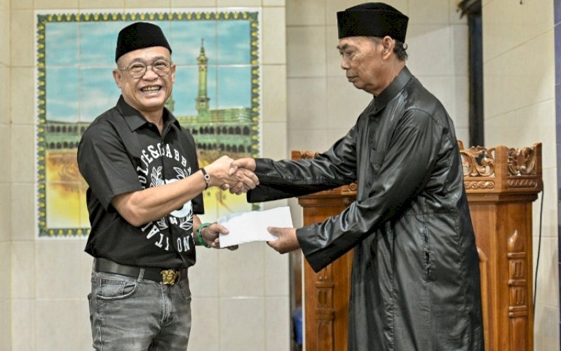 BERBAGI. Direktur Utama PDAM Makassar, Beni Iskandar, memberikan bantuan kepada pengurus Masjid An-Nur, Jl Baji Ati 1, Kota Makassar, Minggu (7/4/2024). foto: istimewa