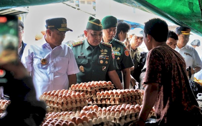 TINJAU PASAR. Pangdam XIV/Hasanuddin, Mayjen TNI Bobby Rinal Makmun, bersama unsur Forkopimda Sulsel melaksanakan peninjauan pasar dalam rangka pengendalian inflasi, khususnya menjelang Hari Besar Keagamaan Nasional (HBKN), bulan puasa, dan Idulfitri 1445 H/2024 M di Pasar Terong Makassar, Senin (8/4/2024). foto: istimewa