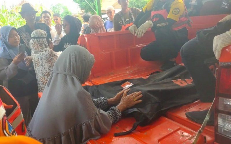 EVAKUASI. Tim SAR Brinob Bone mengevakuasi jasad seorang Ibu Rumah Tangga (IRT), Daya, yang tenggelam di Sungai Pakkasalo, Desa Walimpong, Kecamatan Bengo, Kabupaten Bone, Sabtu (13/4/2024). foto: istimewa