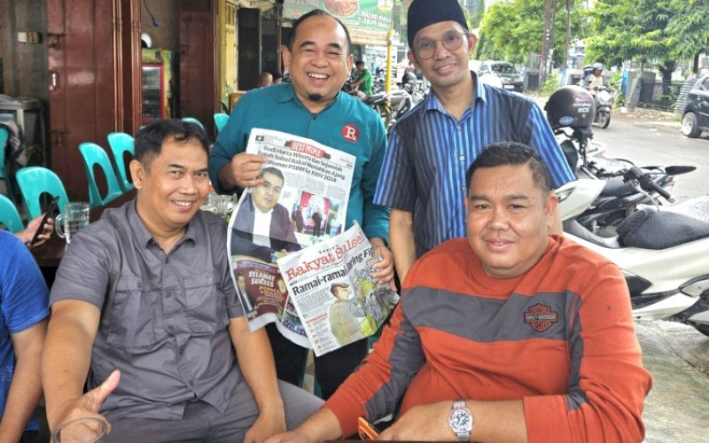 NGOPI BARENG. CEO PT Artha Mas Andalan Budi Harta Winata foto bersama dengan Direktur Rakyat Sulsel Imran Umar dan Daswar M Rewo serta Owner Warkop Dg Anas Nasrullah Nawir di sela-sela ngopi bareng di Warkop Dg Anas di Jl Faisal XII, Kota Makassar, Senin (22/4/2024) pagi. foto: doelbeckz/pluz.id