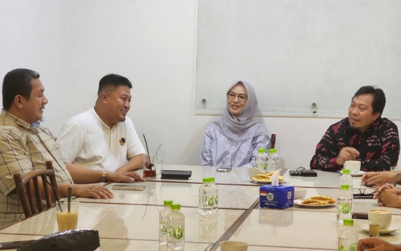 PERTEMUAN. Pengurus DPD Partai Nasdem dan PKS Kota Makassar melakukan pertemuan sekaligus silaturahmi di Bulan Syawal pascalebaran Idulfitri 1445 hijriah di salah satu cafe di Kota Makassar, Minggu (21/4/2024). foto: istimewa