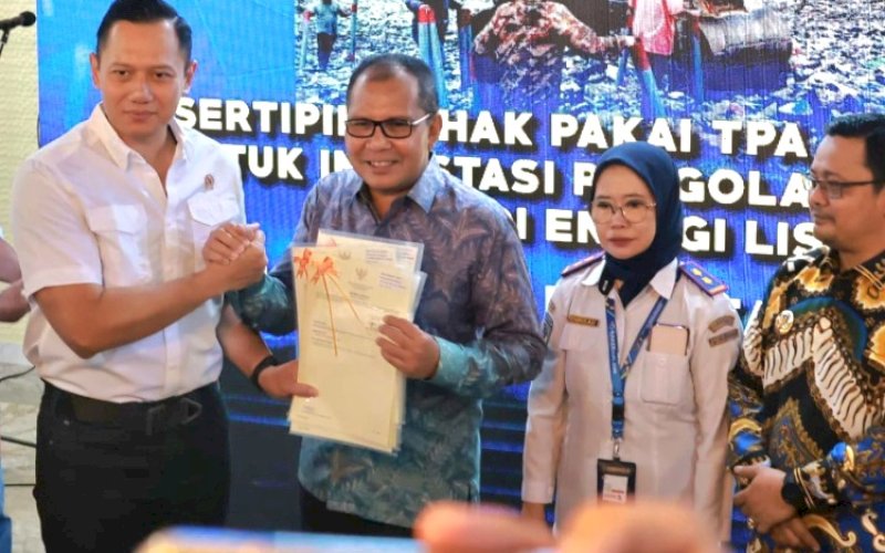 PENYERAHAN. Menteri WTR/BPN Agus Harimurti Yudhoyono (AHY) secara simbolis menyerahkan sertipikat elektronik kepada Wali Kota Makassar Moh Ramdhan Pomanto, Minggu (28/4/2024). foto: istimewa