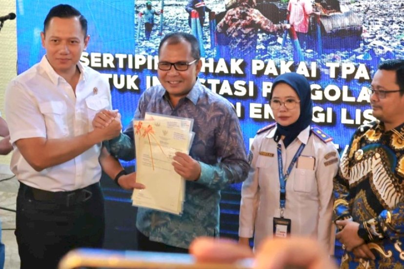 PENYERAHAN. Menteri WTR/BPN Agus Harimurti Yudhoyono (AHY) secara simbolis menyerahkan sertipikat elektronik kepada Wali Kota Makassar Moh Ramdhan Pomanto, Minggu (28/4/2024). foto: istimewa
