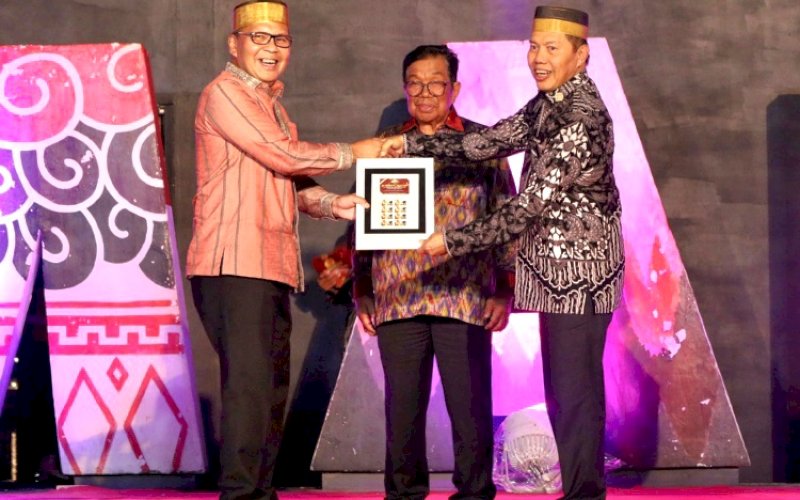GALA DINNER. Wali Kota Makassar Moh Ramdhan Pomanto (ki-ka), Ketua Dewan Penasehat BPP KKSS sekaligus inisiator PSBM Aksa Mahmud, dan Ketua Umum BPP KKSS Muchlis Patahna pada Gala Dinner PSBM XXIV 2024 di Anjungan City of Makassar, Minggu (21/4/2024). foto: istimewa