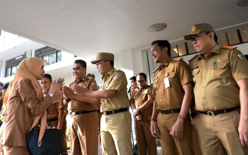 SILATURAHMI. Wali Kota Makassar, Moh Ramdhan Pomanto, bersama jajaran silaturahmi dengan pegawai linglup Pemkot Makassar usai Apel Pagi lingkup Pemkot Makassar di Kantor Balai Kota Makassar, Selasa (16/4/2024). foto: istimewa