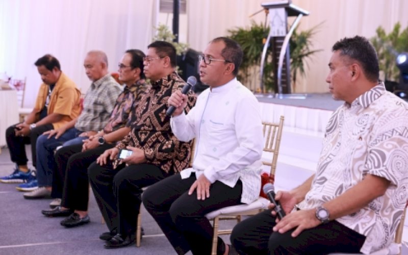 KEBERSAMAAN. Wali Kota Makassar, Moh Ramdhan Pomanto (kedua kanan), saat halalbihalal dengan para atlet dan mantan atlet se-Sulsel di Jl Amirullah, Kota Makassar, Minggu (28/4/2024). foto: istimewa