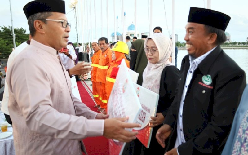 SANTUNAN. Wali Kota Makassar, Moh Ramdhan Pomanto, berbagi keberkahan kepada petugas kebersihan berupa pemberian santunan di sela-sela buka puasa bersama di Anjungan City of Makassar, Jumat (5/4/2024). foto: istimewa