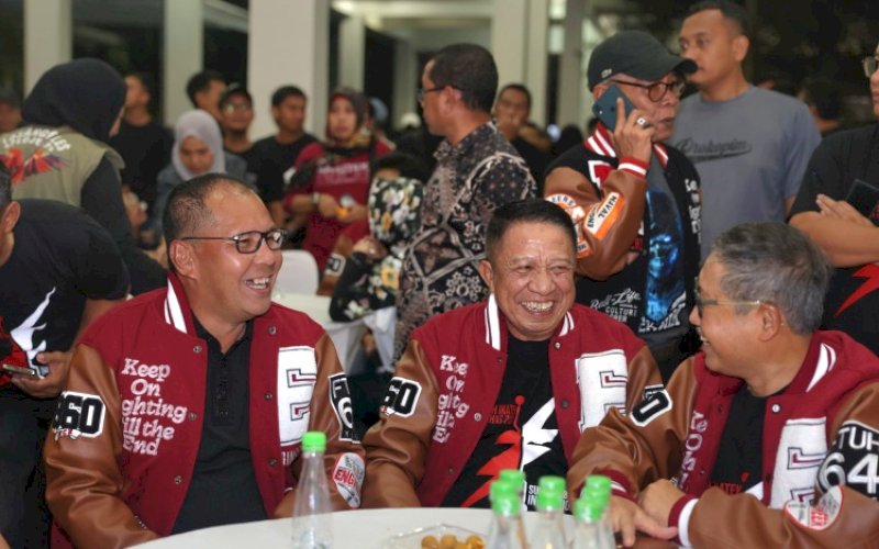 HALALBIHALAL. Wali Kota Makassar, Moh Ramdhan Pomanto (kiri), saat menghadiri Halalbihalal IKATEK Unhas 2024 di Fakultas Teknik Unhas, Kabupaten Gowa, Minggu (14/4/2024) malam. foto: istimewa