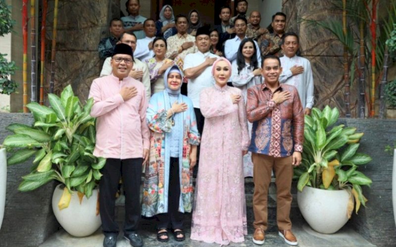 OPEN HOUSE. Wali Kota Makassar Moh Ramdhan Pomanto didampingi seluruh pimpinan OPD ingkup Pemerintah Kota (Pemkot) Makassar menyambut hangat silaturahmi Idulfitri Kapolda Sulsel Irjen Pol Andi Rian R Djajadi di kediamannya, Jl Amirullah, Kota Makassar, Kamis (11/4/2024). foto: istimewa