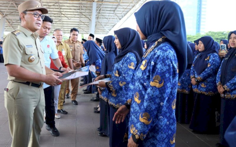 PELANTIKAN. Wali Kota Makassar, Moh Ramdhan Pomanto, melantik 1.852 tenaga teknis pendidikan atau guru PPPK Formasi 2023 lingkup Pemkot Makassar di Tribun Lapangan Karebosi Makassar, Senin (29/4/2024). foto: istimewa