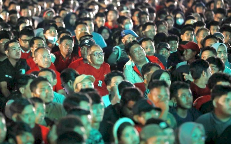 NOBAR. Wali Kota Makassar Moh Ramdhan Pomanto bersama Kapolrestabes Kombes Pol Mokhamad Ngajib dan ribuan masyarakat Kota Makassar Nonton Bareng (Nobar) Indonesia U-23 vs Uzbekistan U-23 pada laga semifinal AFC U-23 Asian Cup 2024 atau Piala Asia U-23 2024 di Tugu MNEK Center Point of Indonesia (CPI) Makassar, Selasa (30/4/2024) dini hari. foto: istimewa