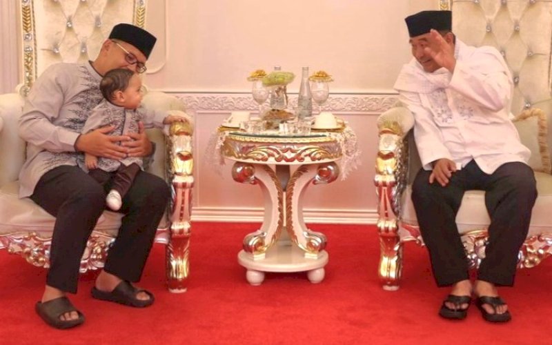 OPEN HOUSE. Wali Kota Makassar Moh Ramdhan Pomanto menggendong cucu saat bersama keluarga menghadiri open house Lebaran Idulfitri yang dilaksanakan Pj Gubernur Sulsel Bahtiar Baharuddin dan Pj Ketua TP PKK Sulsel Sofha Marwah Bahtiar di Rumah Jabatan Gubernur, Rabu (10/4/2024). foto: istimewa