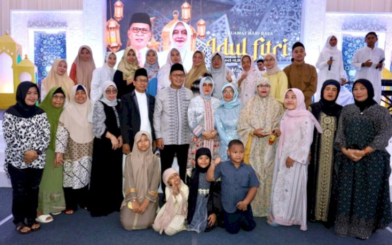 OPEN HOUSE. Wali Kota Makassar, Moh Ramdhan Pomanto, menjamu tamunya pada Open House Idulfitri 1445 Hijiriah di kediaman pribadinya, Jl Amirullah, Kota Makassar, Rabu, (10/4/2024). foto: istimewa