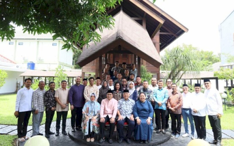 SILATURAHMI. Wali Kota Makassar Moh Ramdhan Pomanto bersilaturahmi Idulfitri 1445 H bersama mantan Wali Kota Makassar Andi Herry Iskandar, Kamis (11/4/2024). foto: istimewa