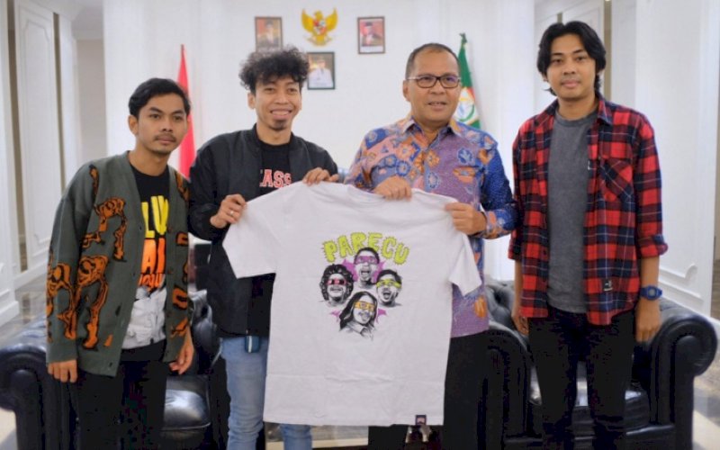 AUDIENSI. Wali Kota Makassar, Moh Ramdhan Pomanto, menerima audiensi Konten Kreator Makassar di Kantor Balai Kota Makassar, Jumat (19/4/2024). foto: istimewa