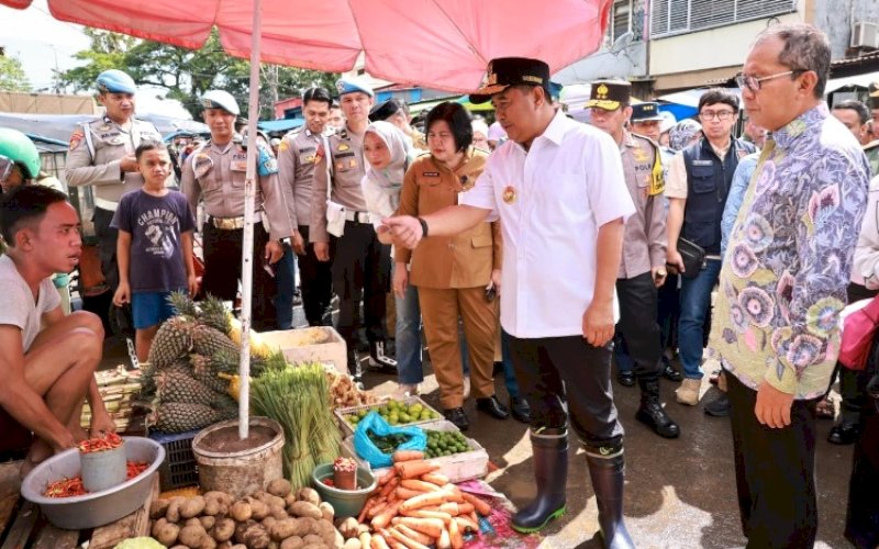 PENINJAUAN. Wali Kota Makassar Moh Ramdhan Pomanto bersama Pj Gubernur Sulsel Bahtiar Baharuddin meninjau harga-harga bahan pokok di Pasar Terong Makassar, Senin (8/4/2024). foto: istimewa