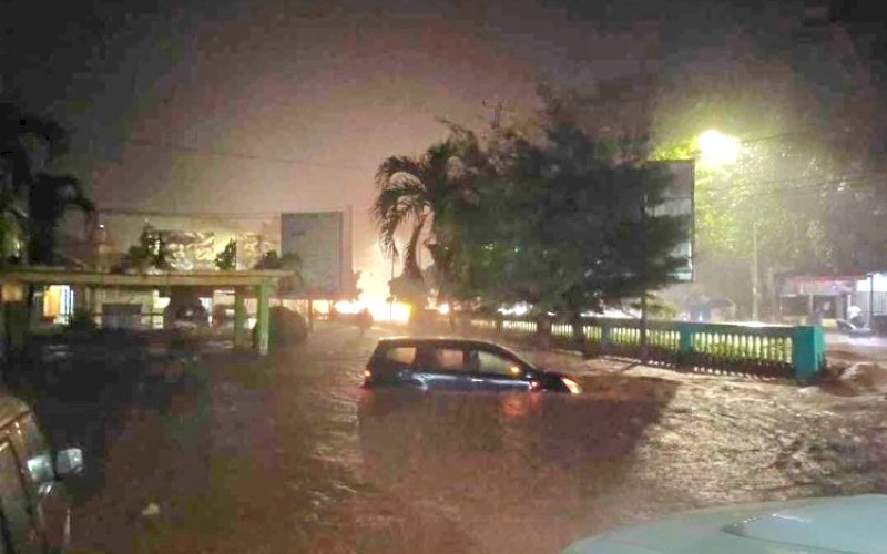 BANJIR. Suasana salah satu titik lokasi banjir di Kota Enrekang, Sabtu (27/4/2024) malam ini. foto: istimewa