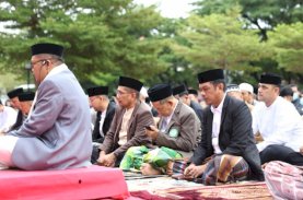 Firman Pagarra Salat Idulfitri Bersama Keluarga dan Masyarakat di Anjungan Losari
