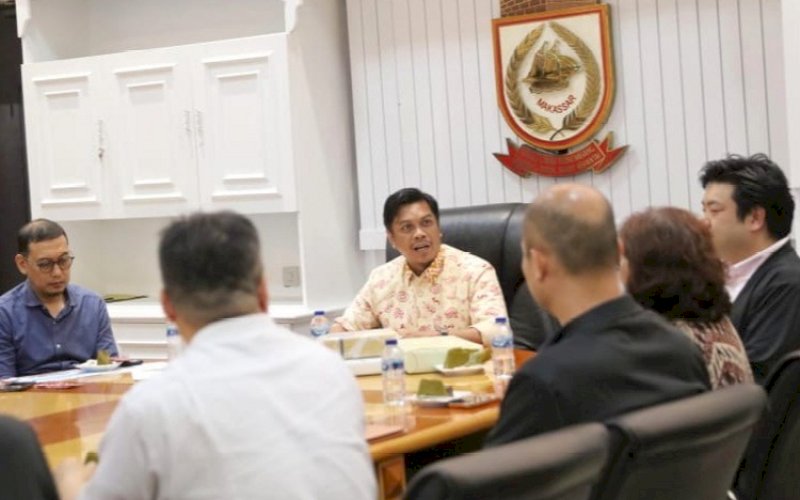 PERTEMUAN. Pj Sekda Kota Makassar Firman Hamid Pagarra menerima kunjungan audiensi dari pihak Kota Maniwa, Jepang yang dihadiri langsung dari Nationwide General Waste Environmental Improvment Cooperative Association, Board of Directors Business Promotion Subcommitte Chairman Hitoho Maki, Kamis (25/4/2024). foto: istimewa