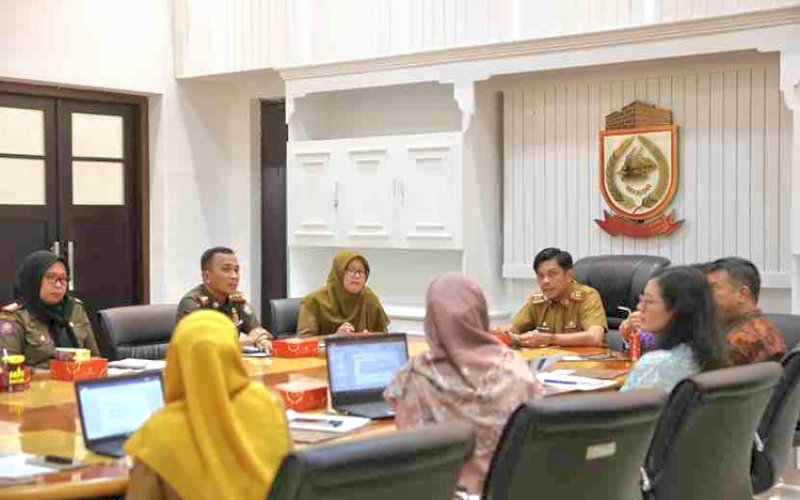 PIMPIN RAKOR. Pj Sekda Kota Makassar, Firman Hamid Pagarra, memimpin Rapat Koordinasi (Rakor) terkait Kawasan Tanpa Rokok (KTR) di Ruang Kerjanya, Balai Kota Makassar, Senin (22/4/2024). foto: istimewa