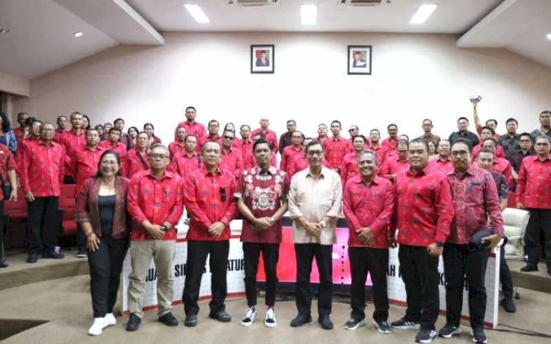 KUNJUNGAN KERJA. Pj Sekda Kota Makassar, Firman Hamid Pagarra, menerima kunjungan kerja Bapenda Kota Denpasar, Bali di Ruang Sipakalebbi, Balai Kota Makassar, Jumat (26/4/2024). foto: istimewa