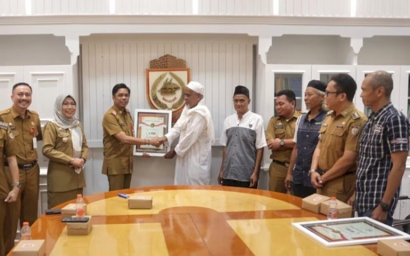 TANAH HIBAH. Pj Sekda Kota Makassar, Firman Hamid Pagarra, menerima langsung hibah berupa tanah yang diberikan warga Kota Makassar di Ruang Kerja Sekda, Balai Kota Makassar, Selasa (23/4/2024). foto: istimewa