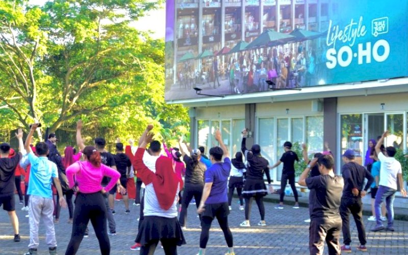 SENAM BERSAMA. PT GMTD mengajak warga bersama karyawan PT GMTD melakukan kegiatan senam bersama di Green River View (GRV), Jumat (19/4/2024). foto: istimewa