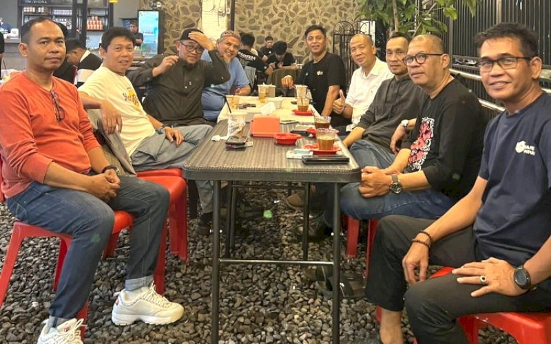 HALALBIHALAL. Sejumlah anggota IKAFE Unhas menghadiri halalbihalal di Cafe HRSTNG di Jl Hertasning, Kota Makassar, Minggu (14/4/2024). foto: istimewa