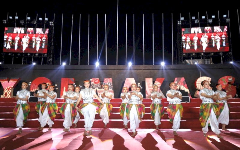 KARNAVAL BUDAYA. Salah satu penampilan pada malam karnaval budaya dalam rangka memperingati Hari Kebudayaan Kota Makassar yang digelar Dinas Kebudayaan Kota Makassar di Anjungan City of Makassar, Minggu (21/4/2024). foto: istimewa