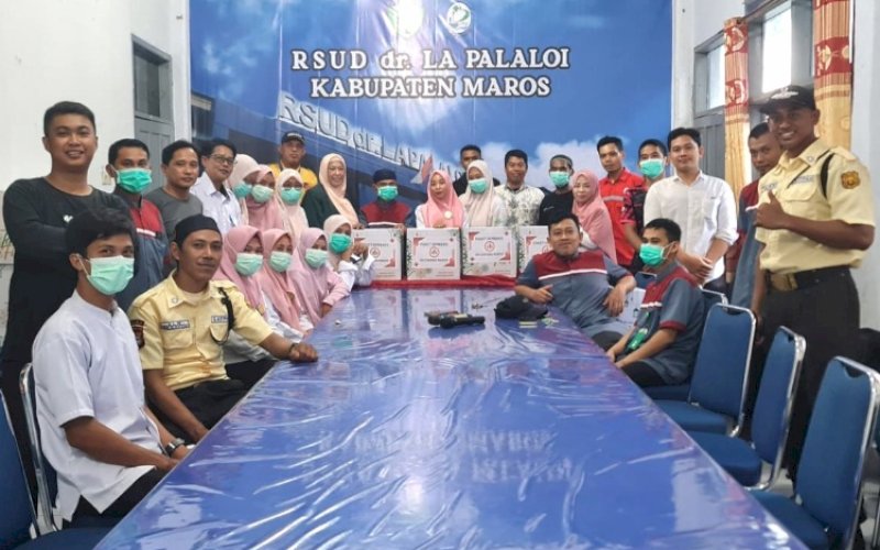 BERBAGI. Pengurus IDI Cabang Maros menyerahkan bantuan paket sembako kepada staf dan tenaga kesehatan di RSUD dr La Palaloi Kabupaten Maros, Selasa (2/4/2024). foto: istimewa