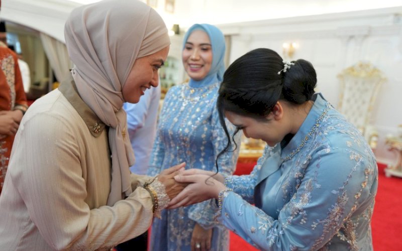 OPEN HOUSE. Bupati Luwu Utara Indah Putri Indriani menghadiri Open House Lebaran Idulfitri 1445 H, yang dilaksanakan Pj Gubernur Sulsel Bahtiar Baharuddin beserta istri Sofha Marwah di Rumah Jabatan Gubernur Sulsel, Kamis (11/4/2024). foto: istimewa