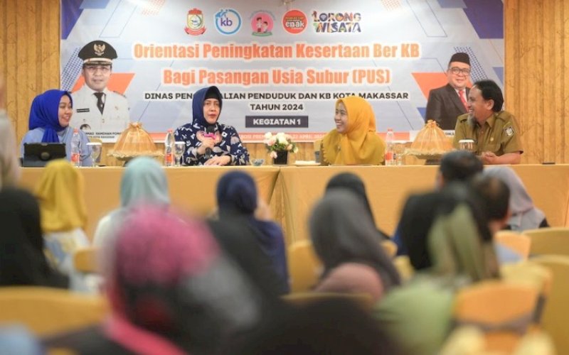 SOSIALISASI. Ketua TP PKK Kota Makassar, Indira Jusuf Ismail (kedua kiri), menjadi narasumber dalam sosialisasi yang digelar Dinas Pengendalian Penduduk dan KB Kota Makassar di Hotel Karebosi Premier Makassar, Senin (22/4/2024). foto: istimewa