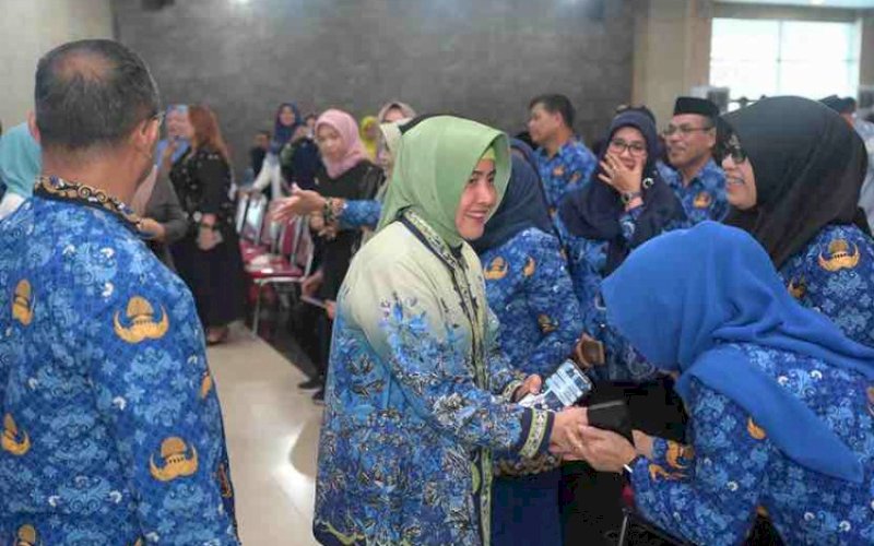 HALALBIHALAL. Bunda PAUD Kota Makassar, Indira Jusuf Ismail, turut meramaikan halalbihalal yang diselenggarakan Dinas Pendidikan (Disdik) Kota Makassar di Kantor Disdik Kota Makassar, Rabu (17/4/2024). foto: istimewa