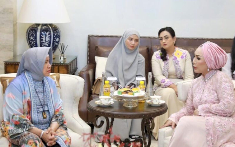 SILATURAHMI. Ketua TP PKK Kota Makassar Indira Jusuf Ismail menyambut kunjungan silaturahmi Ketua Bhayangkari Sulsel Dewwy Andi Rian di kediaman pribadinya, Jl Amirullah, Kota Makassar, Kamis (11/4/2024). foto: istimewa