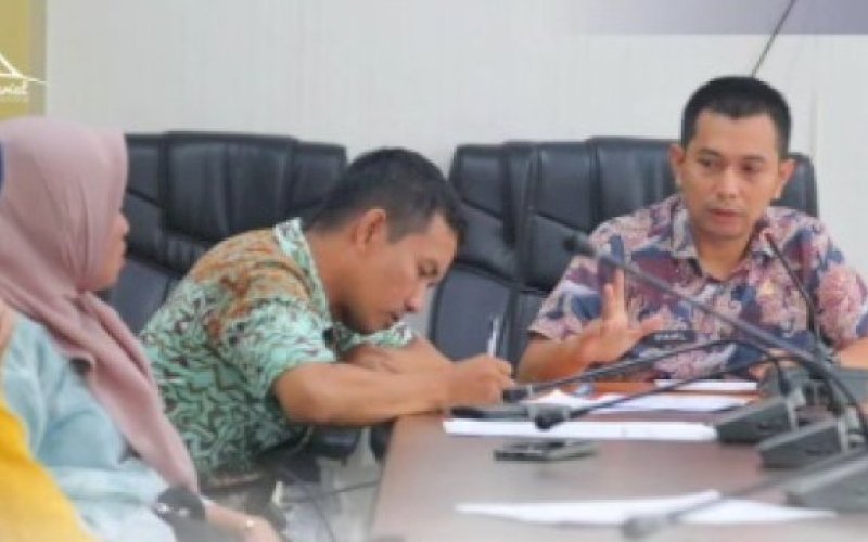 RAKOR. Kabag Humas Protokol DPRD Kota Makassar, Syahril, mengadakan Rapat Koordinasi (Rakor) dengan seluruh Laskar Pelangi Bagian Humas Protokol Sekretariat DPRD Kota Makassar, Kamis (21/3/2024). foto: istimewa