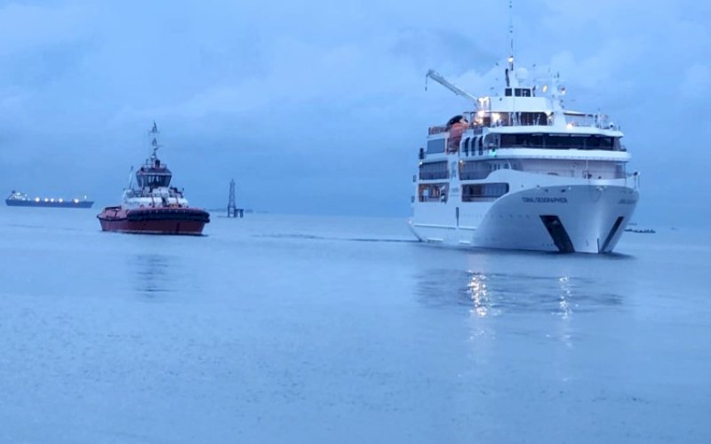 KAPAL PESIAR. Kapal pesiar MS Coral Geographer saat akan sandar di dermaga Soekarno, Pelabuhan Makassar, Rabu (3/4/2024). foto: istimewa