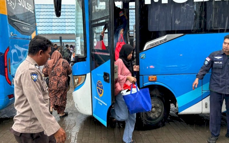 MUDIK. Warga Bulukumba yang menjadi penumpang mudik gratis tiba di Terminal Induk Bulukumba, sekitar pukul 14.00 saat hujan mengguyur Kota Bulukumba, Sabtu (6/4/2024). foto: istimewa