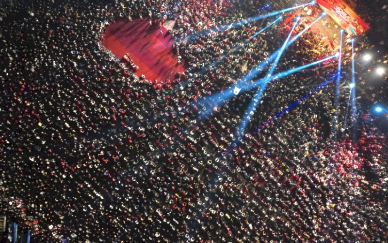 NOBAR. Suasana Nonton Bareng (Nobar) Indonesia U-23 vs Uzbekistan U-23 pada laga semifinal AFC U-23 Asian Cup 2024 atau Piala Asia U-23 2024 di Tugu MNEK Center Point of Indonesia (CPI) Makassar, Selasa (30/4/2024) dini hari. foto: istimewa