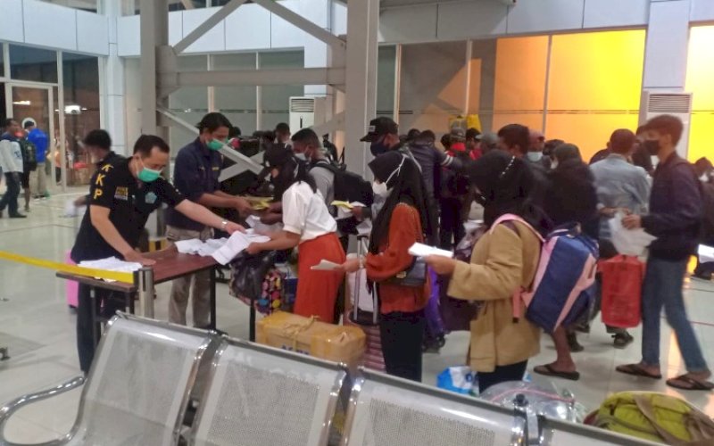 ARUS BALIK. Suasana kepadatan arus balik Lebaran Idulfitri di salah satu pelabuhan Pelindo Regional 4. foto: istimewa