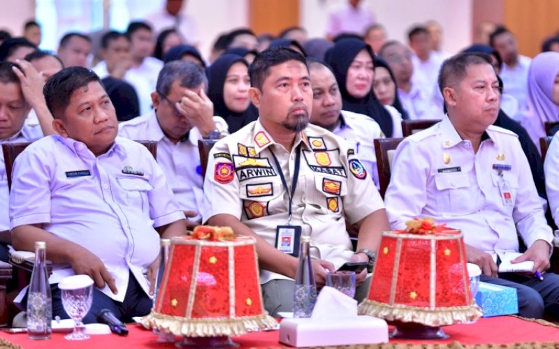 RAPIMTAS. Kepala Pelaksana BPBD Provinsi Sulsel, Amson Padolo (ki-ka), Kepala Satpol PP Provinsi Sulsel Andi&nbsp;Arwin Azis menghadiri Rapat Pimpinan Terbatas (Rapimtas) Lingkup Asisten dan pimpinan OPD Pemprov Sulsel digelar di Aula Tudang Sipulung Rumah Jabatan Gubernur Sulsel, Rabu (22/5/2024). foto: istimewa