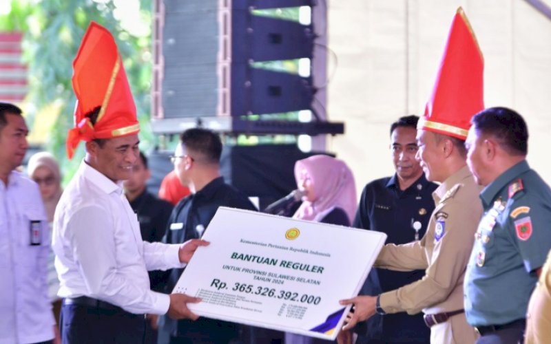 PENYERAHAN. Menteri Pertanian RI Andi Amran Sulaiman menyerahkan bantuan Kementerian Pertanian secara simbolis kepada Pj Gubernur Sulsel, Zudan Arif Fakrulloh di Kantor Gubernur Sulsel, Senin (27/5/2024). foto: istimewa