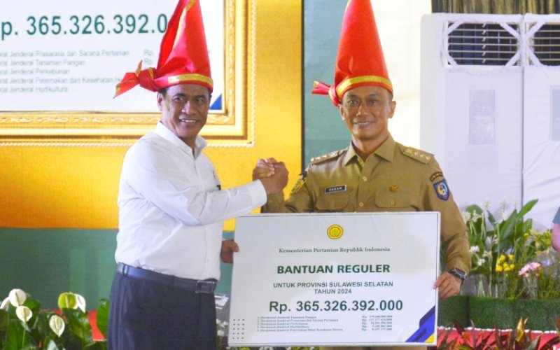 PENYERAHAN. Menteri Pertanian RI Andi Amran Sulaiman menyerahkan bantuan pertanian secara simbolis kepada Pj Gubernur Sulsel, Zudan Arif Fakrulloh di Kantor Gubernur Sulsel, Senin (27/5/2024). foto: istimewa