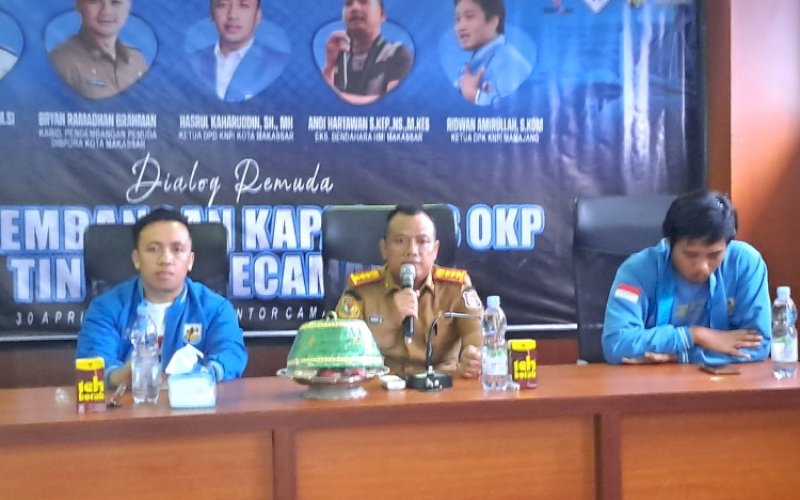 DIALOG. Sekretaris Camat Kecamatan Mamajang, Andi Muhammad Adri (tengah), membuka dialog Pengembangan Kapasitas Organisasi Kepemudaan Tingkat Kecamatan Mamajang, Selasa (30/4/2024). foto: istimewa