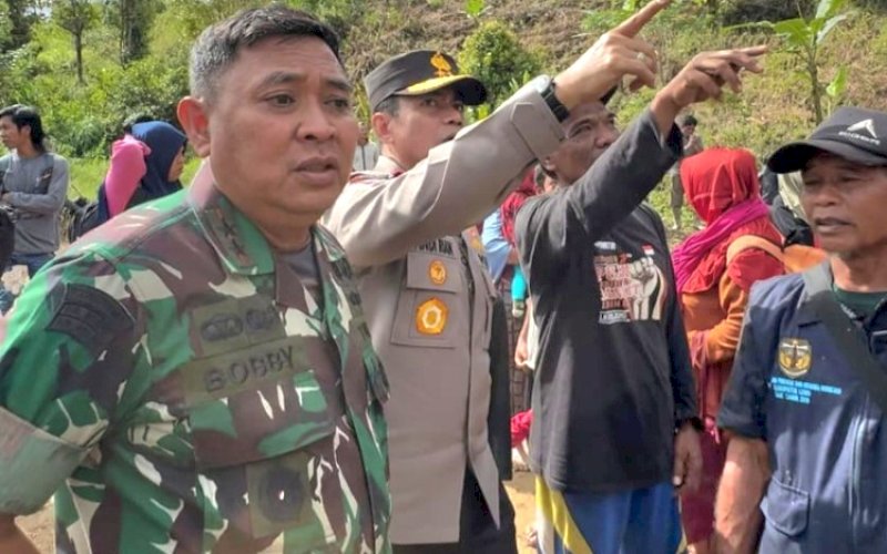 TEMUI WARGA. Kapolda Irjen Pol Andi Rian R Djajadi dan Pangdam XIV Hasanuddin Mayjen Bobby Rinal Makmun menemui warga di Kecamatan Latimojong, Kabupaten Luwu, Selasa (7/5/2024). foto: istimewa