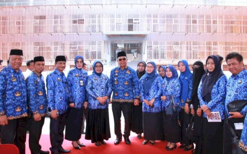 FOTO BERSAMA. Bupati Bulukumba, Andi Muchtar Ali Yusuf, foto bersama ASN lingkup Pemkab Bulukumba. Kemendagri menyetujui pembayaran TPP ASN Bulukumba. foto: istimewa